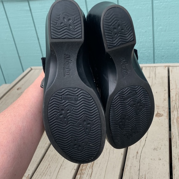 embossed roses black Mary Janes - Picture 8 of 13